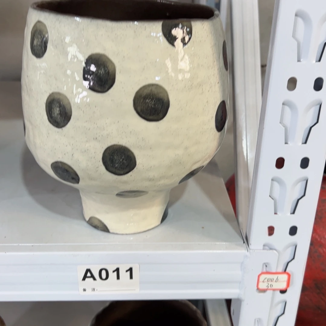 红陶口13高18有孔