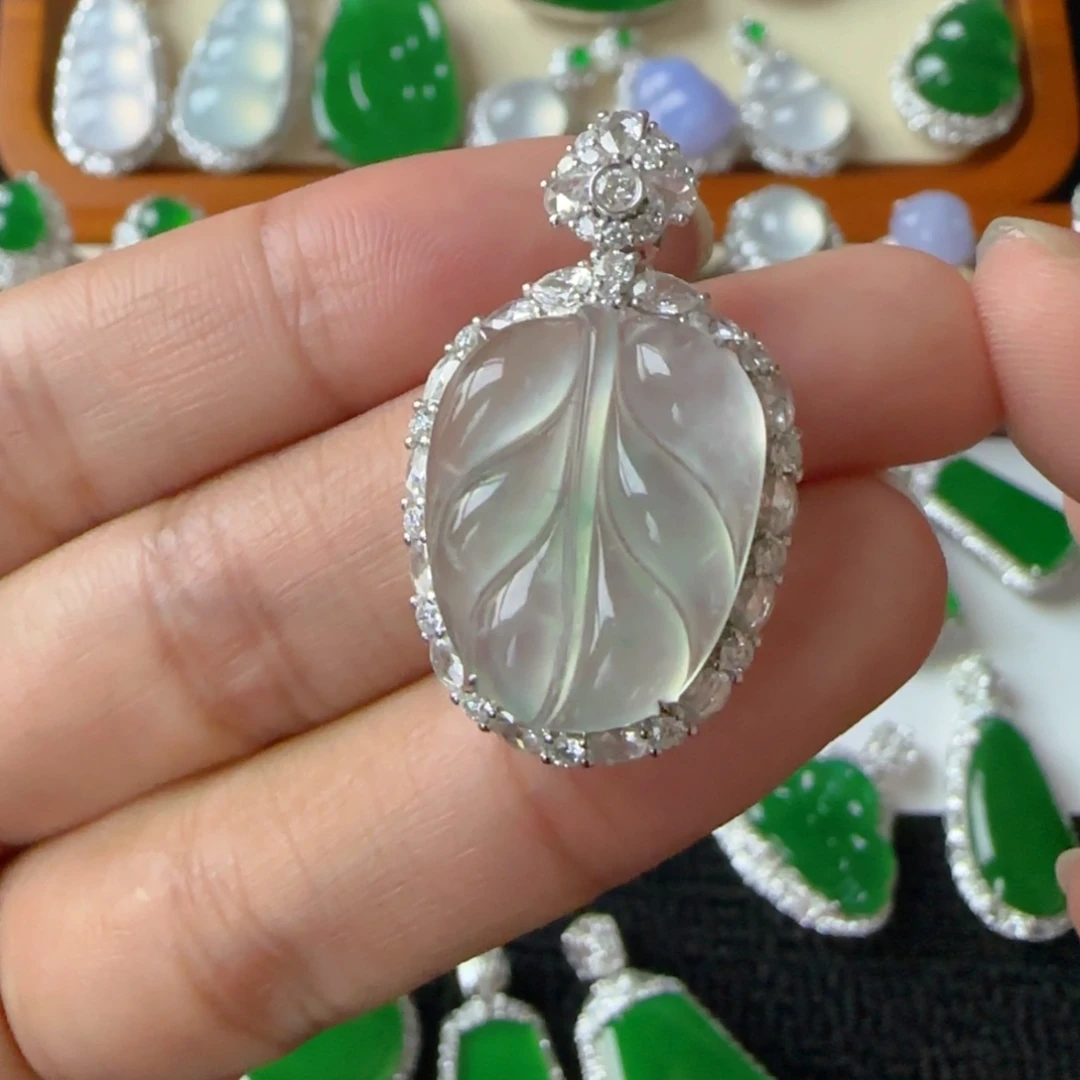 颈饰18K金镶嵌翡翠吊坠