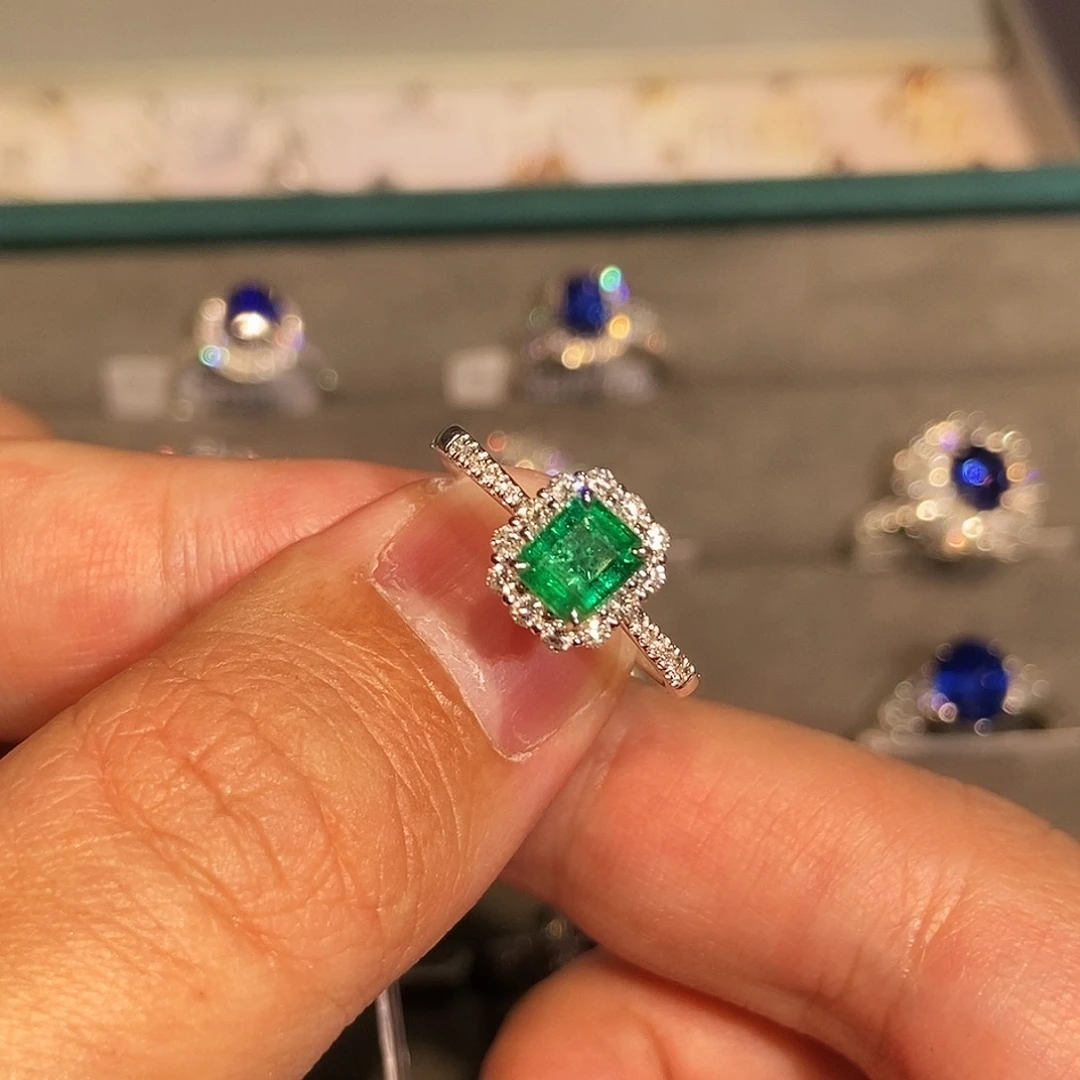 戒指18K金镶嵌祖母绿0.71克拉