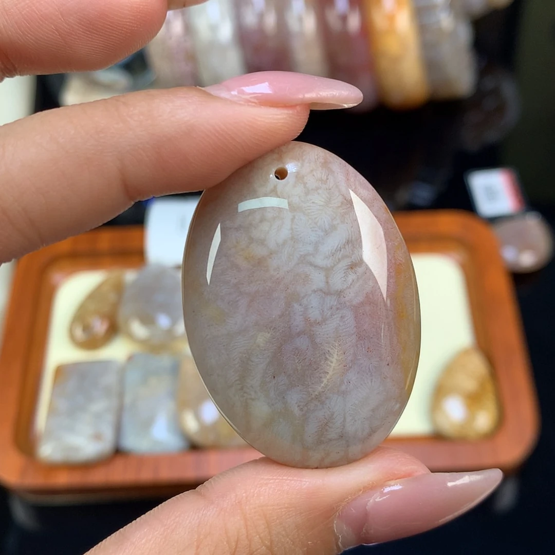 【闪购商品】颈饰未镶嵌硅化珊瑚（珊瑚玉）人**菊