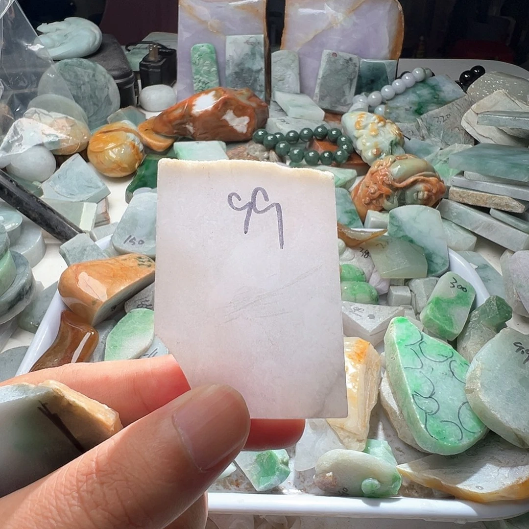 翡翠散珠1***小翡翠原石片料