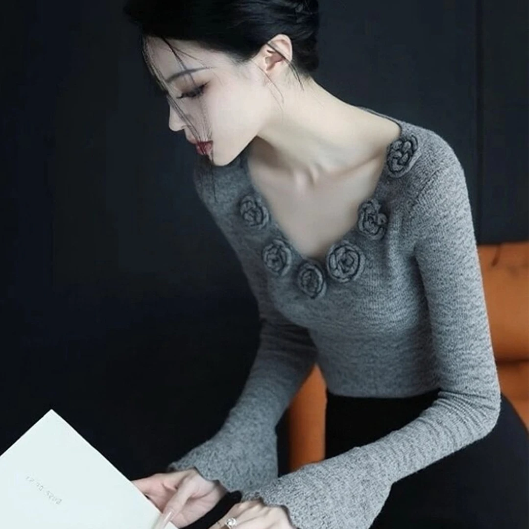 灰色立体花朵V领针织打底衫女秋冬高级感时尚洋气巨好看修身上衣