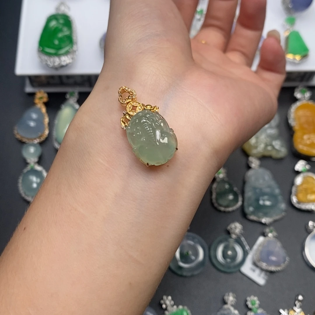 翡翠18K金镶嵌颈饰