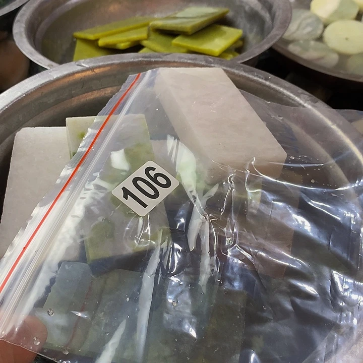 蛇纹石玉未镶嵌珠宝半成品书**舒