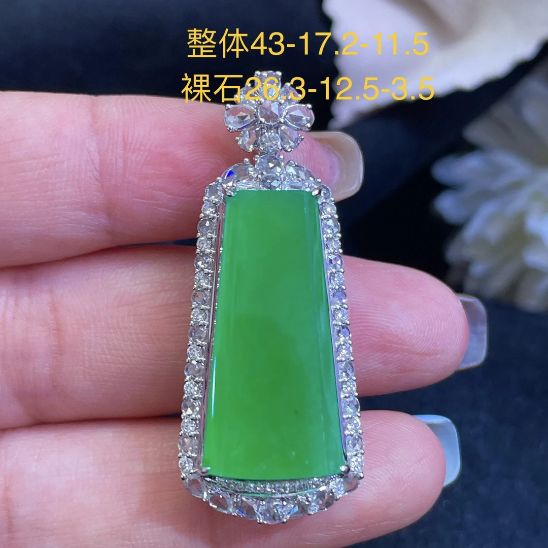 天然翡翠缅A冰种满绿平安牌吊坠18K金，供应链下单咨询货品在否？