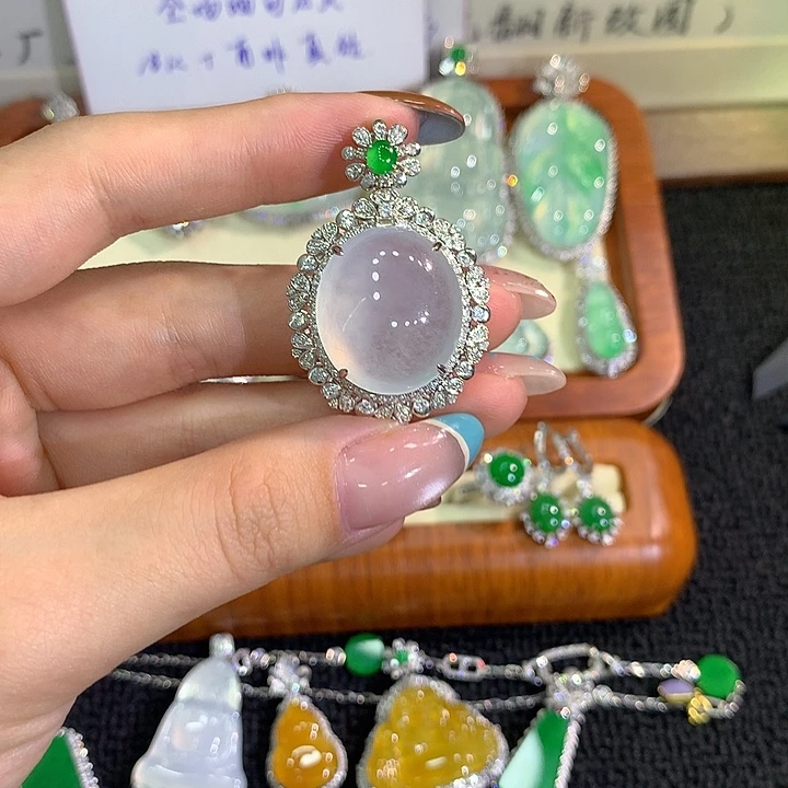 颈饰18K金镶嵌翡翠