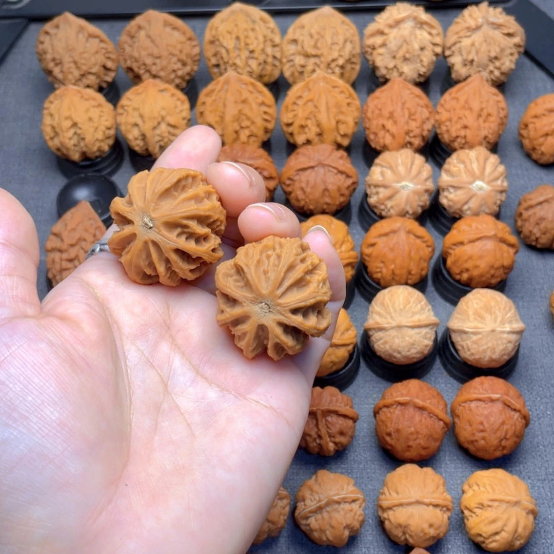 ****࿐核桃文玩把件野生虎魄