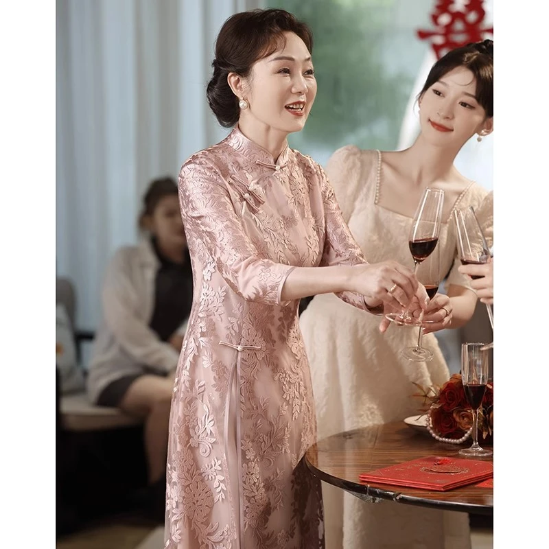 粉色旗袍喜婆婆婚宴装2025新款结婚礼服妈妈年轻高贵绣花蕾丝长袖