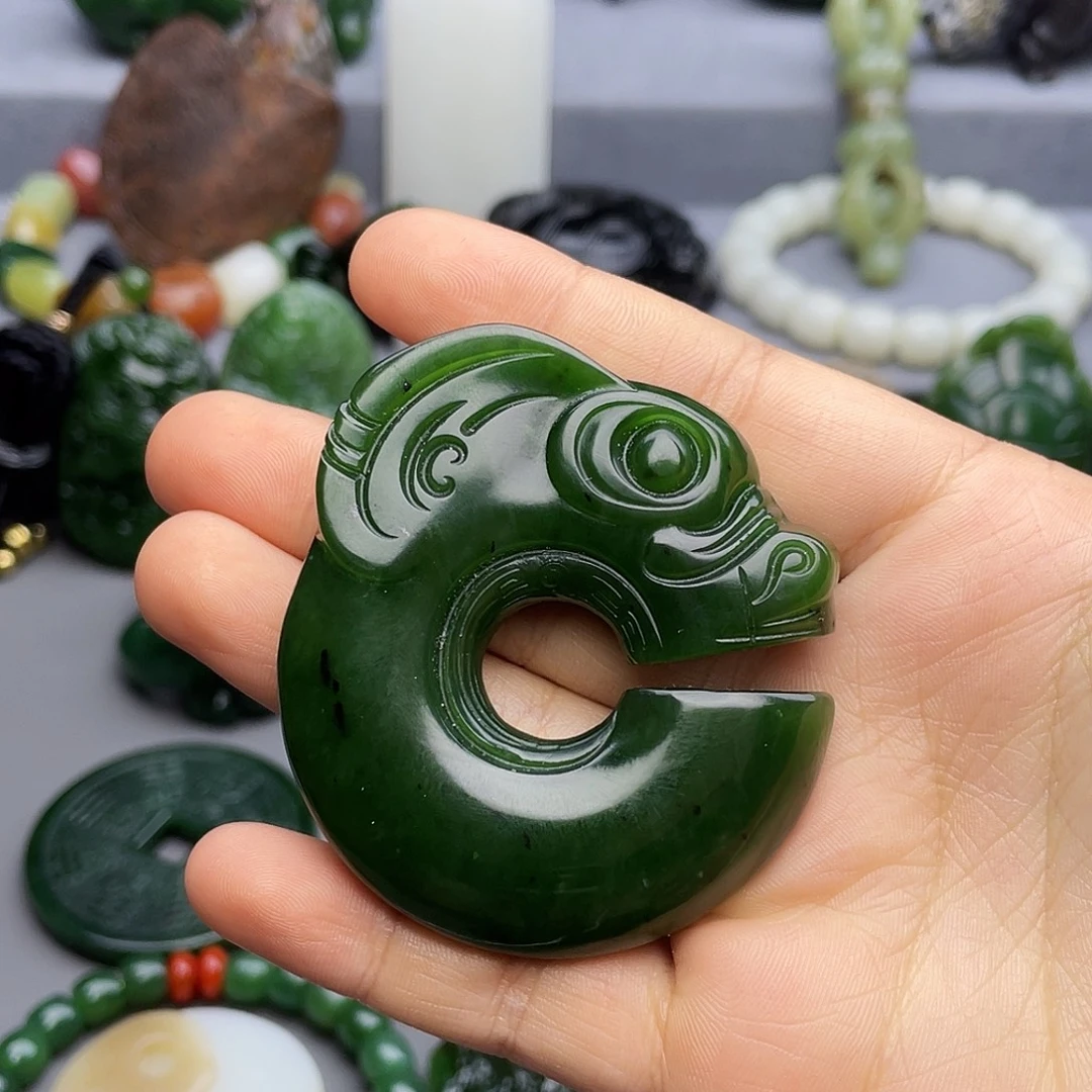 阳***照和田玉未镶嵌颈饰
