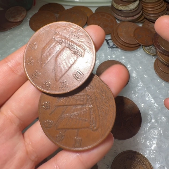 用***3两枚工艺摆件铜币