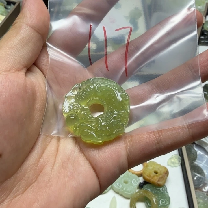 透闪石-蛇纹石玉吊坠未镶嵌