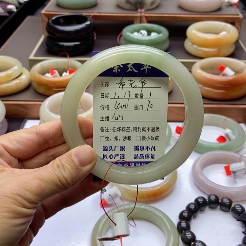 【闪购商品】石英质玉手镯未镶嵌乔*爷