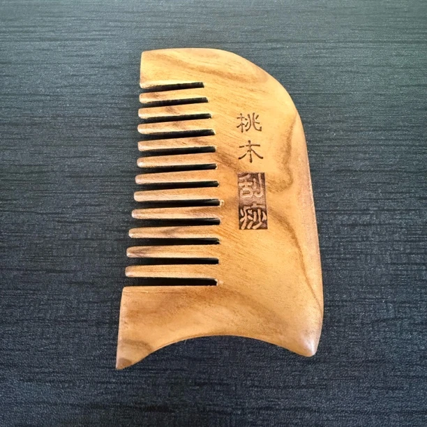 约10厘米雕刻黑色雕花桃木刮痧板按摩梳全身通用按摩经络