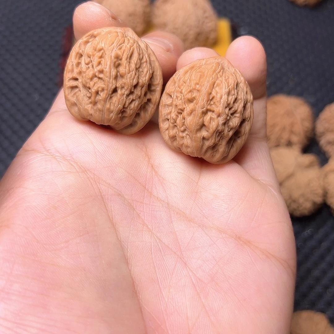 文玩核桃吊坠绣球