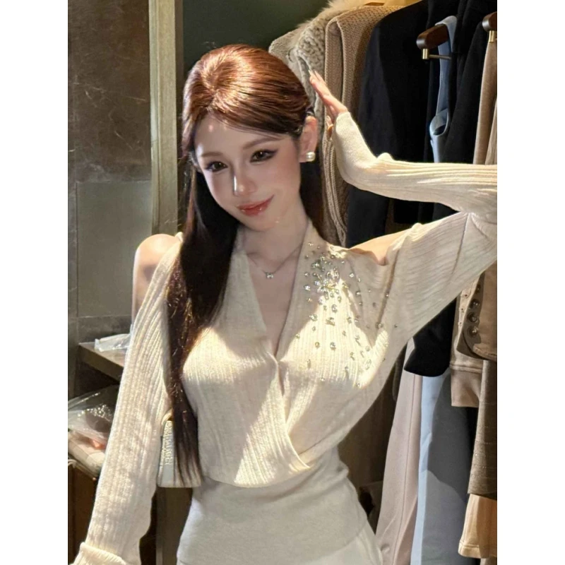 法式镶钻挂脖露肩v领针织打底衫女秋冬季交叉重工设计感心机上衣