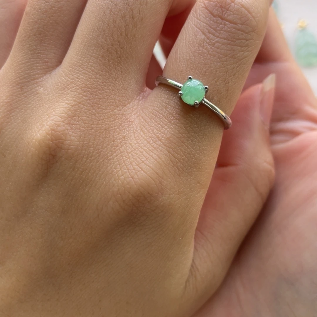 翡翠未镶嵌颈饰银镶绿蛋戒指