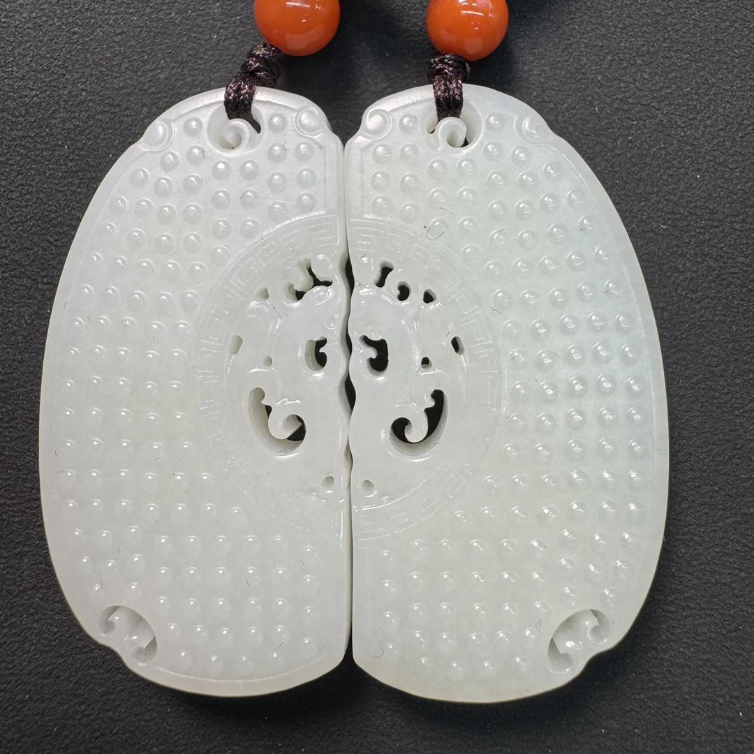 690-和田玉鼓钉纹龙凤佩牌