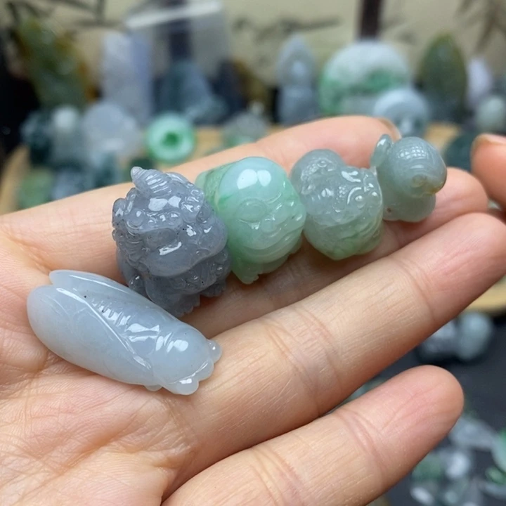 翡翠未镶嵌颈饰吊坠一个