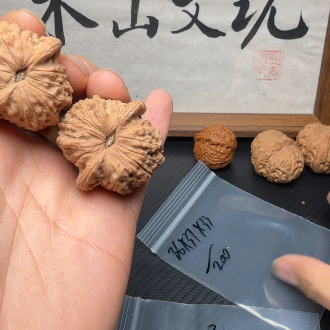 K***o吊坠文玩核桃36 37 33血麒麟