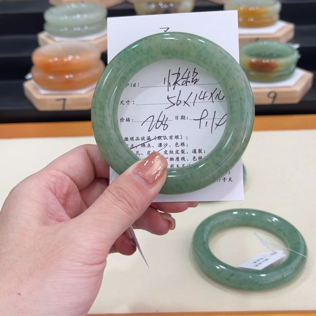 未镶嵌手镯石英质玉快**?