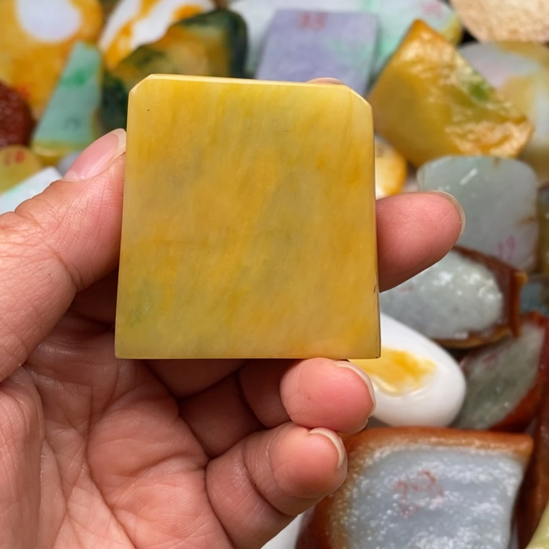 翡翠未镶嵌挂件躺****卧缅甸的