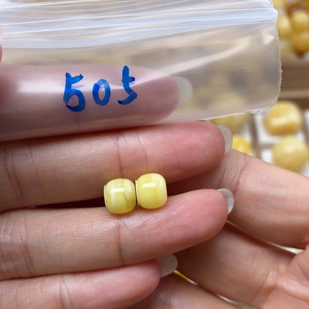 蜜蜡未镶嵌裸石7.8*6.7mm对珠