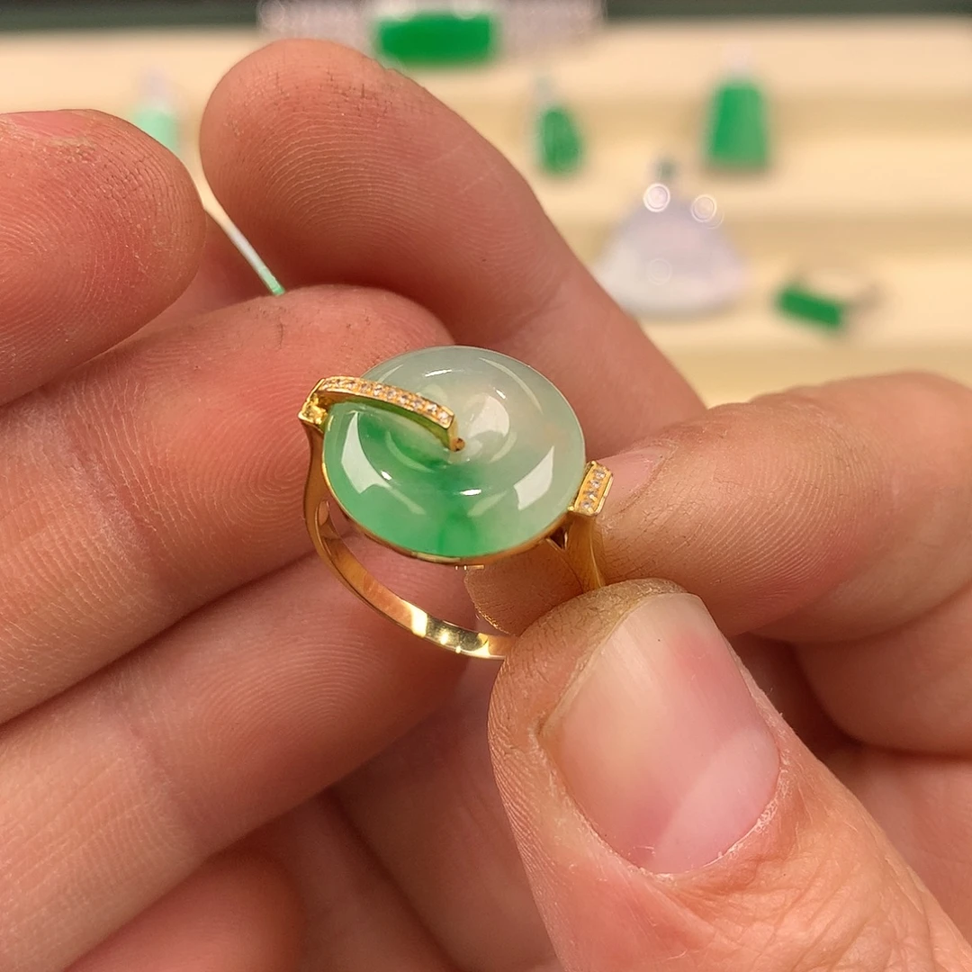 翡翠18K金镶嵌戒指