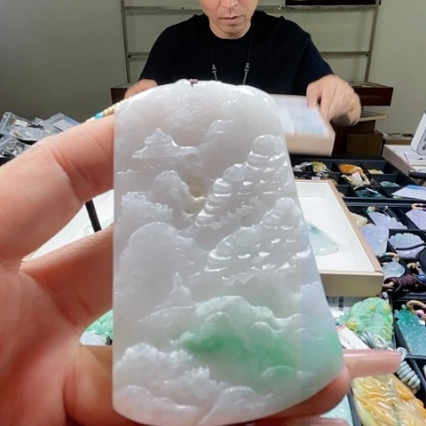 翡翠未镶嵌颈饰一个