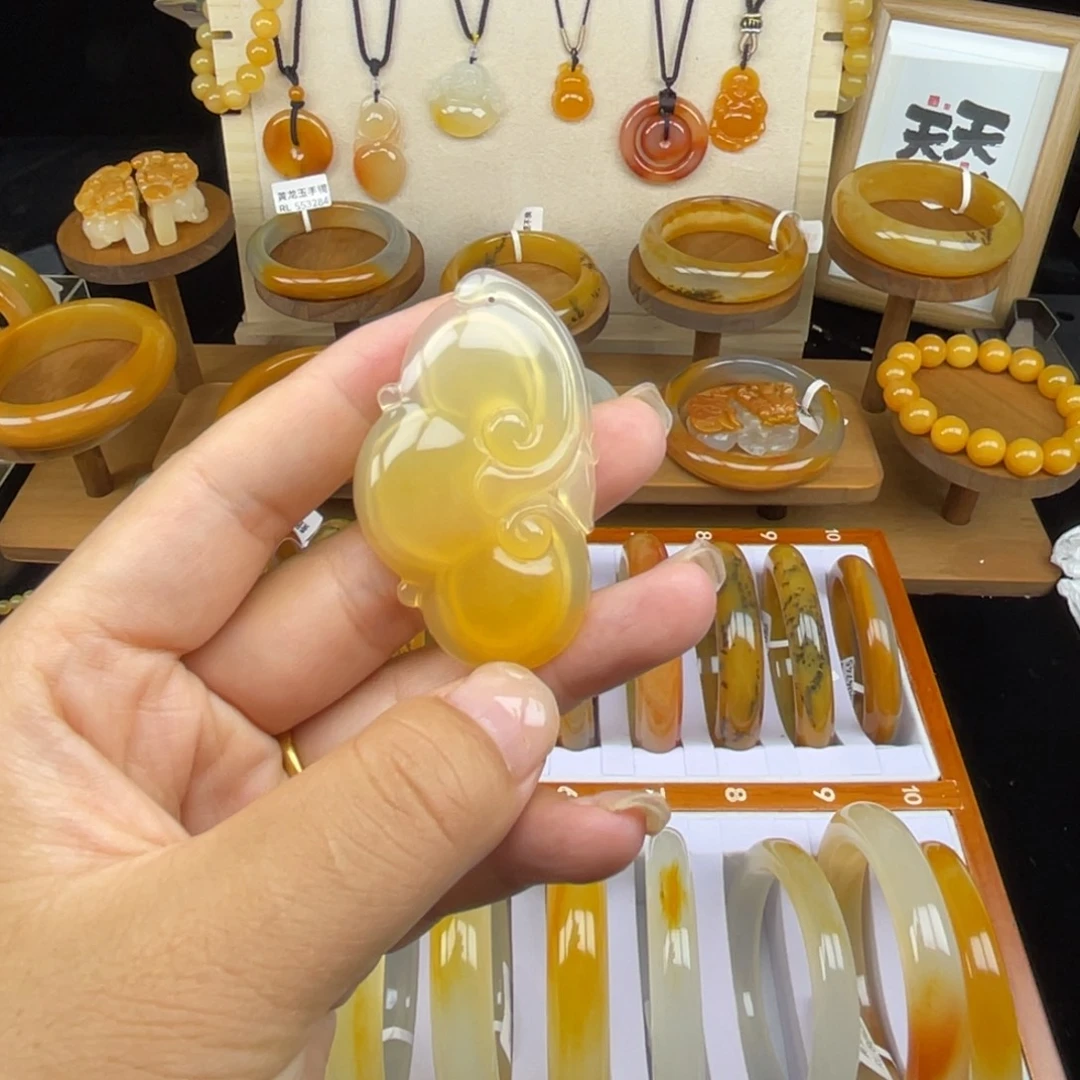 石英质玉（黄龙玉）未镶嵌颈饰