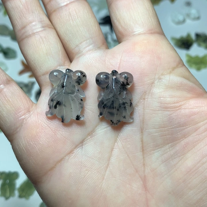 蛇纹石玉耳环未镶嵌