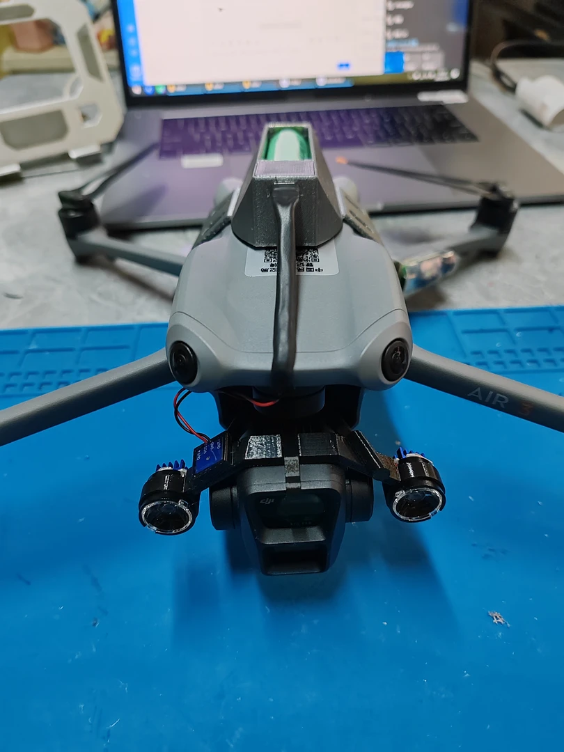 air3云台灯，卡扣设计18650电池