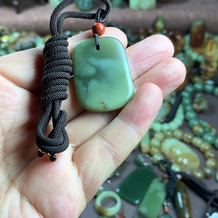 透闪石质玉未镶嵌吊坠(赠链)