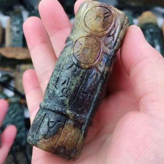 未镶嵌岫岩河磨玉（透闪石质玉）把件