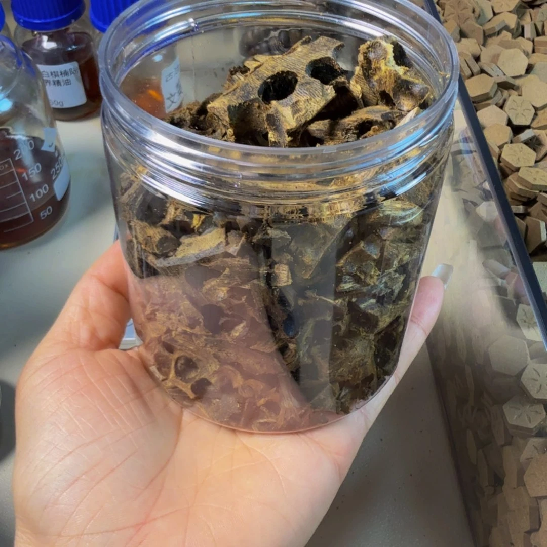 沉香沉香碎屑绿奇楠红骨凹身钻孔料100克