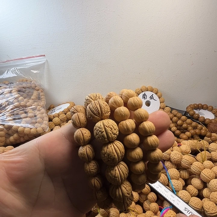 清***泉桃核吊坠桃核的大小可以说为三类