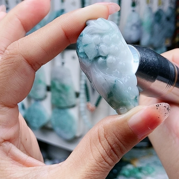 颈饰足铂镶嵌翡翠翡翠