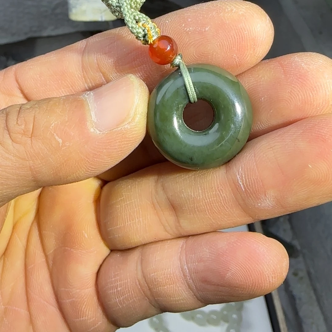 和田玉未镶嵌颈饰有微瑕，23