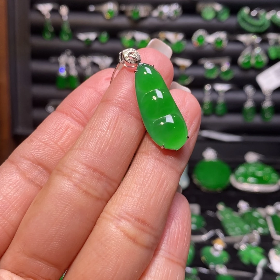 翡翠颈饰18K金镶嵌福豆吊坠