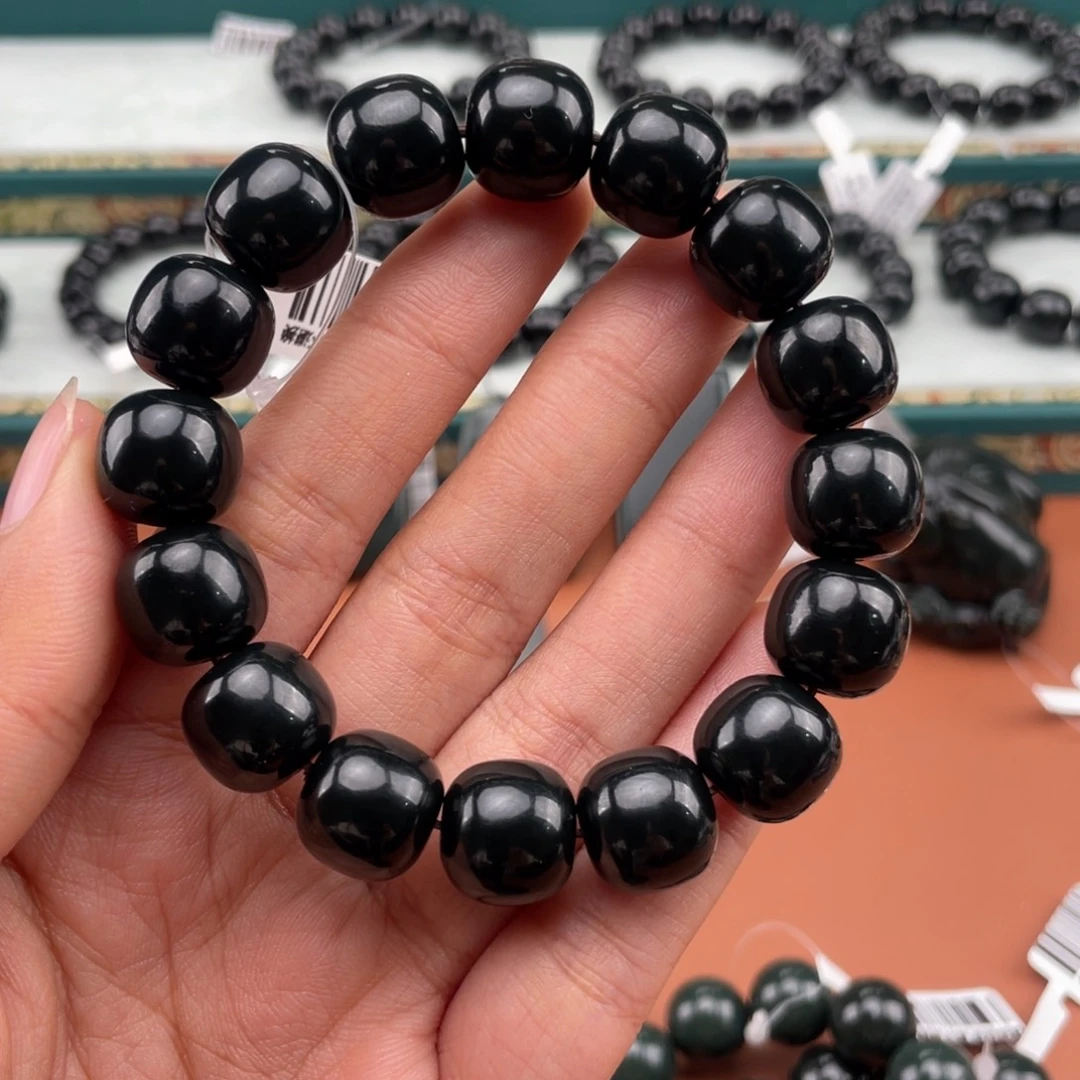 行***者和田玉未镶嵌颈饰