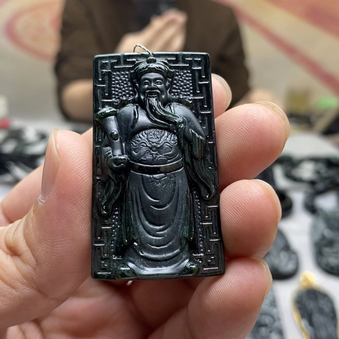 翡翠未镶嵌颈饰财神