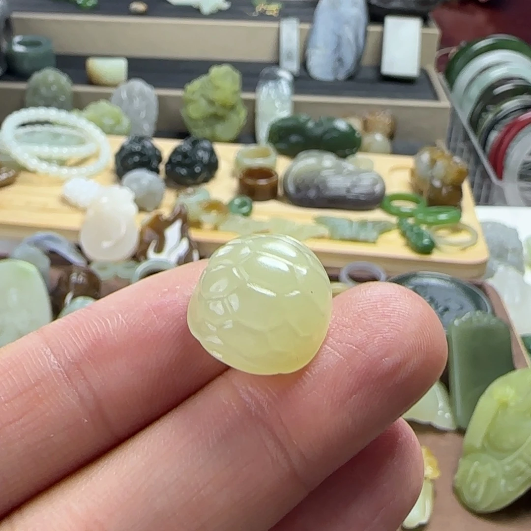 和田玉未镶嵌颈饰微包容