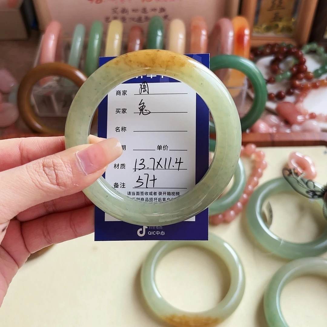 兔****石英质玉未镶嵌手镯