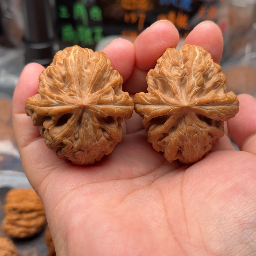 文玩核桃吊坠红锦里