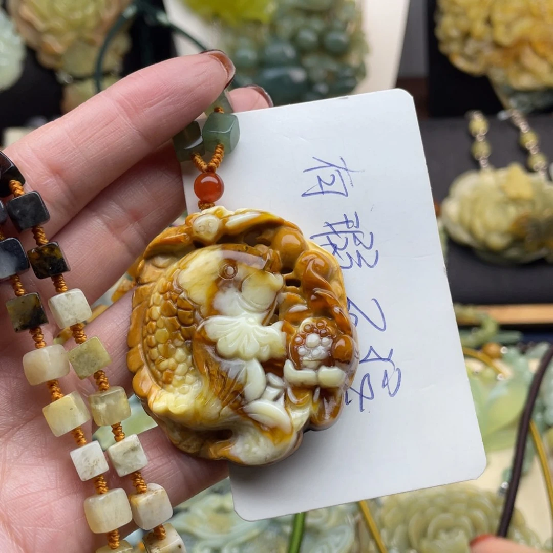 蛇纹石玉颈饰未镶嵌