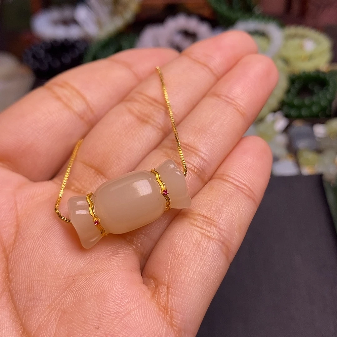 琳***哈和田玉未镶嵌颈饰藕粉老矿料红粉金镶糖果