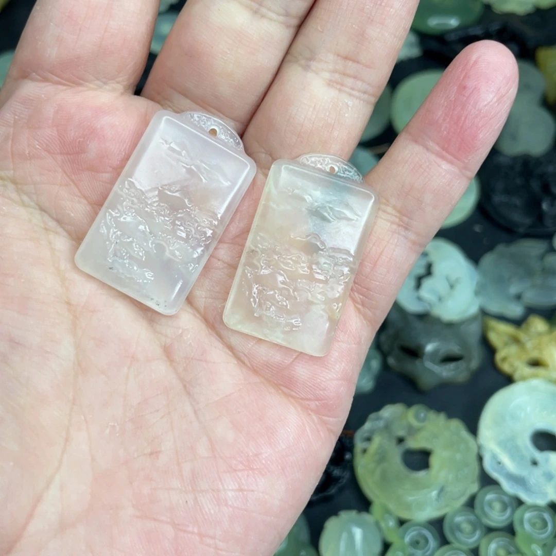 岫玉未镶嵌颈饰山水
