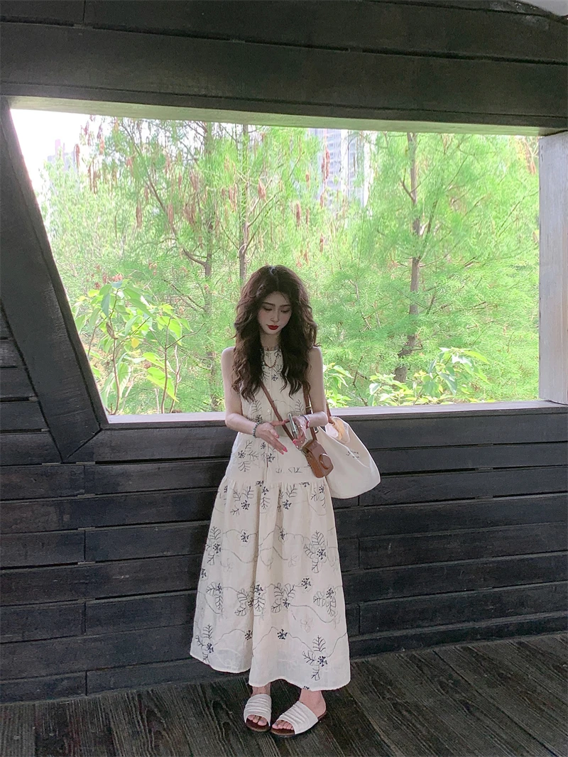 2025夏季新款法式复古刺绣无袖背心连衣裙女设计感宽松气质长裙子