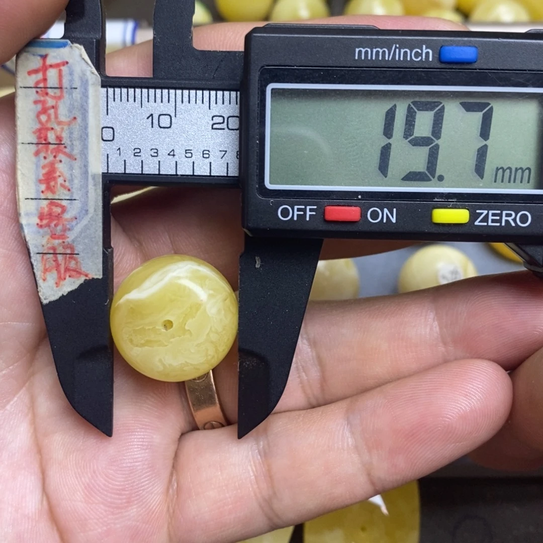 蜜蜡未镶嵌裸石19.7x13.9微瑕墩子