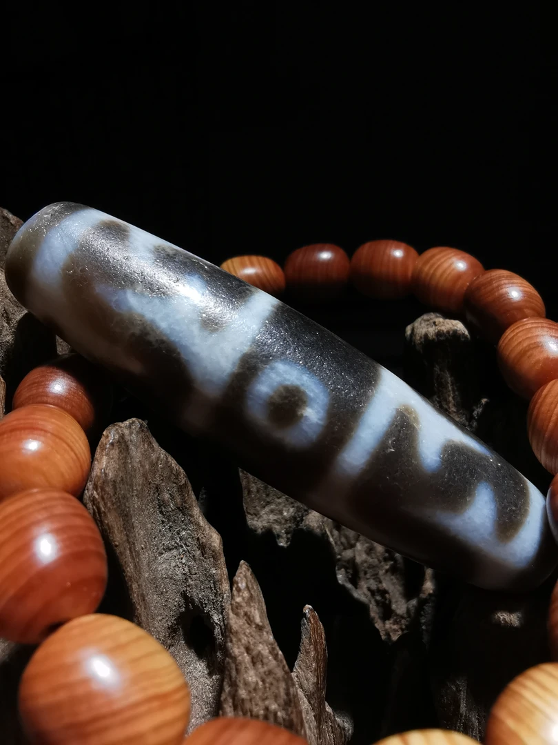 非金属布艺吊坠 莲师三眼老珠子，尺寸约57.8*15.2