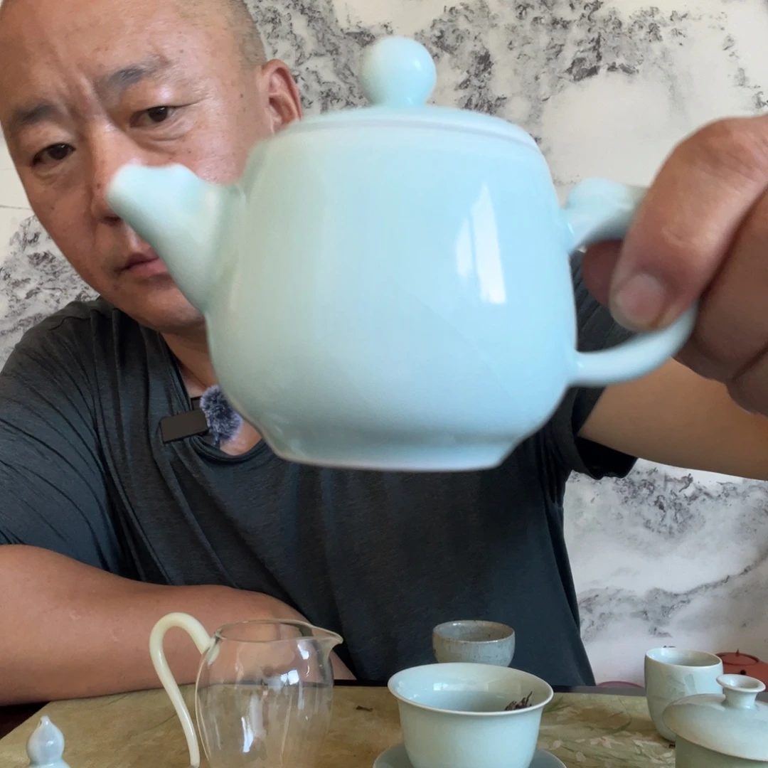 龙泉青釉瓷器茶壶